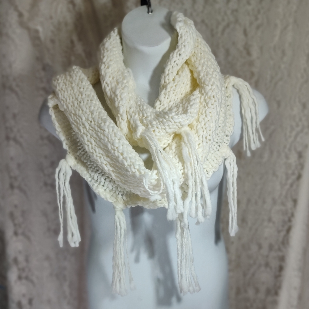Infinity Cozy Ivory Knit Scarf Nwot